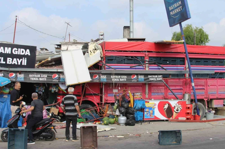 Kontrolden çıkan kamyon bakkala daldı: 1 yaralı