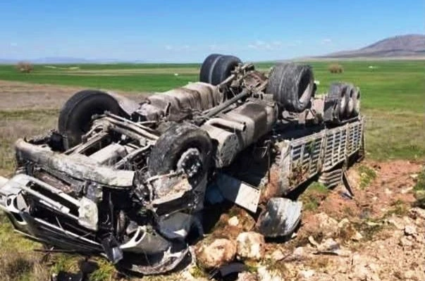 Kontrolden çıkan kamyon devrildi, sürücüsü yaralandı 
