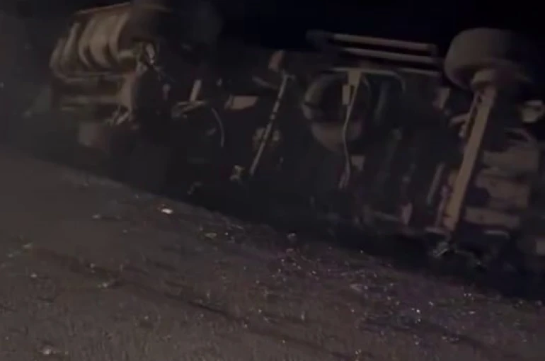 Kontrolden çıkan kamyon elektrik direğine çarparak devrildi, mahalle karanlığa büründü 