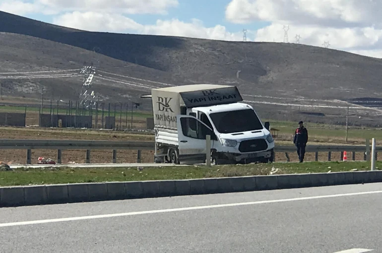 Kontrolden çıkan kamyonet bariyerlere çarptı: 1 yaralı