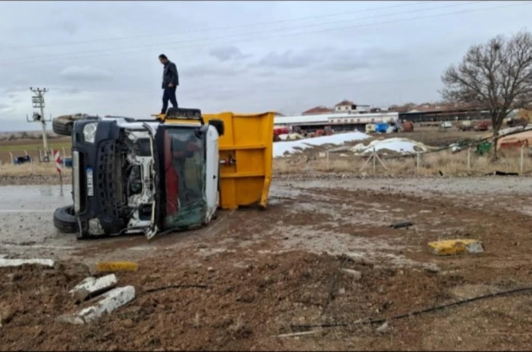 Kontrolden çıkan kamyonun devrilmesiyle 2 kişi yaralandı