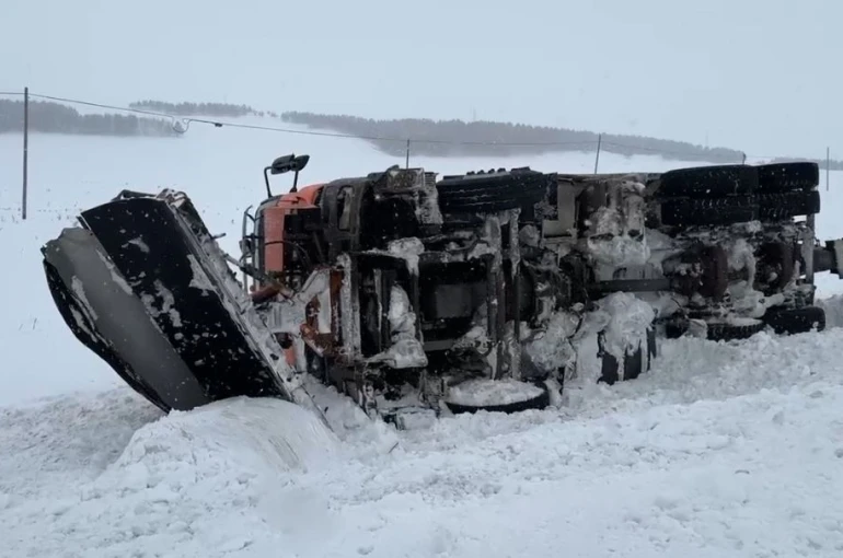 Kontrolden çıkan kar küreme aracı devrildi
