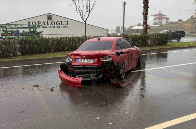 Kontrolden çıkan lüks otomobil refüje çarptı: 1 yaralı
