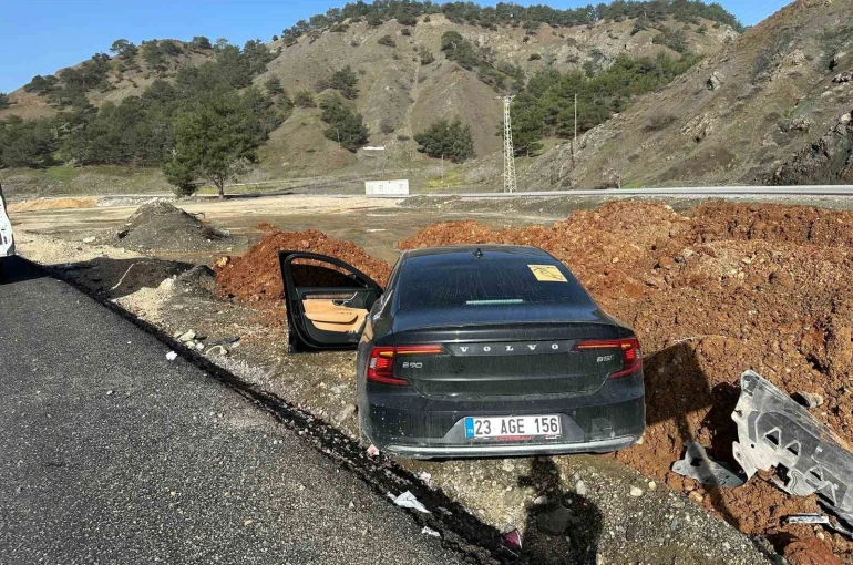 Kontrolden çıkan lüks otomobil yol kenarına savruldu: 1 yaralı 