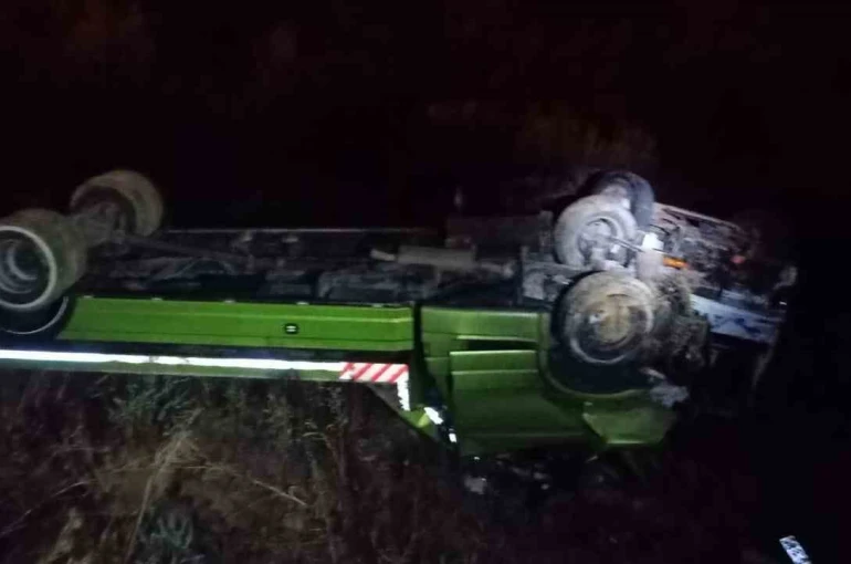 Kontrolden çıkan oto kurtarıcı tarlaya uçtu: 2 yaralı 