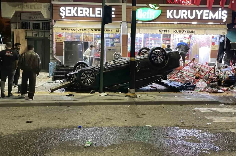 Kontrolden çıkan otomobil 2 iş yerine çarparak devrildi 