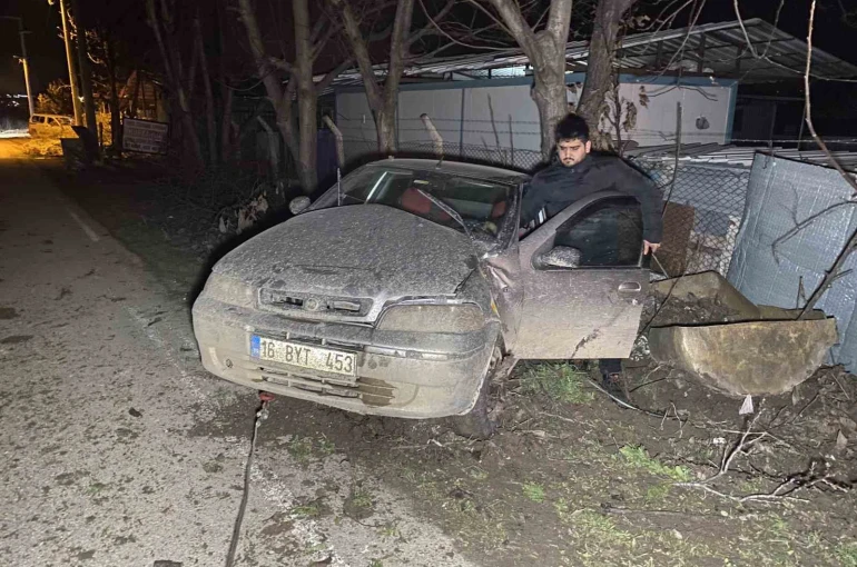 Kontrolden çıkan otomobil ağaca çarptı: 4 yaralı