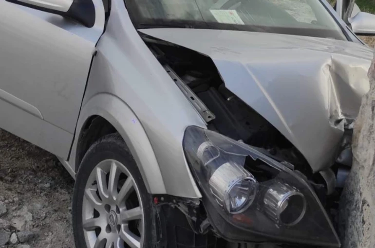 Kontrolden çıkan otomobil avlu duvarına çarptı: 4 yaralı 