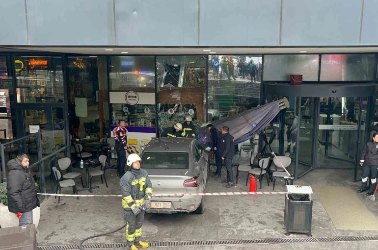 Kontrolden çıkan otomobil AVM’deki kafeye girdi: 1 yaralı 
