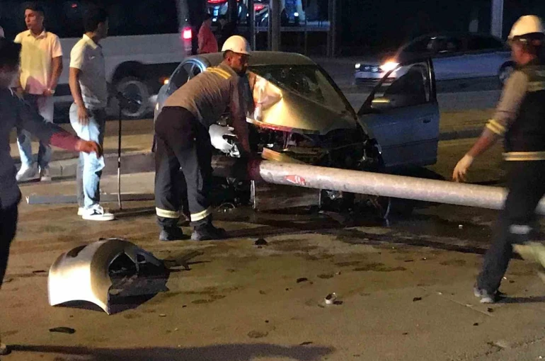 Kontrolden çıkan otomobil aydınlatma direğini devirdi: 1 yaralı