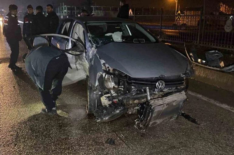 Kontrolden çıkan otomobil bariyerlere çarptı: 2 yaralı 