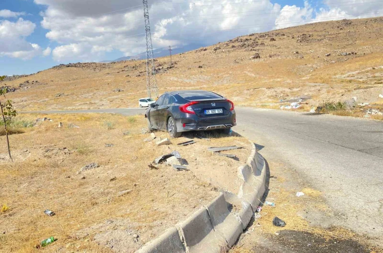 Kontrolden çıkan otomobil bariyerlere çarptı: 4 yaralı 