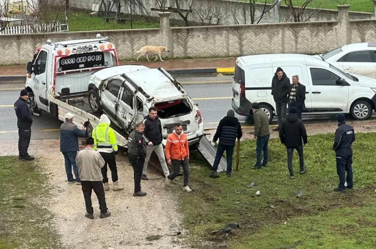 Kontrolden çıkan otomobil, belediye aracına çarparak takla attı 