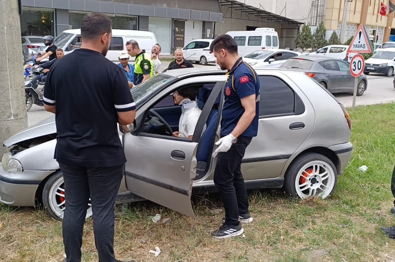 Kontrolden çıkan otomobil beton direğe çarptı: 1 yaralı 