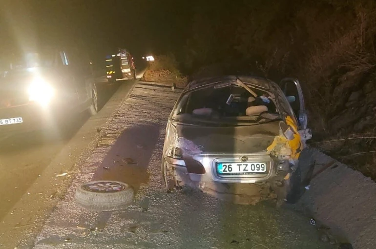 Kontrolden çıkan otomobil beton zemine çarptı: 2 kişi yaralandı