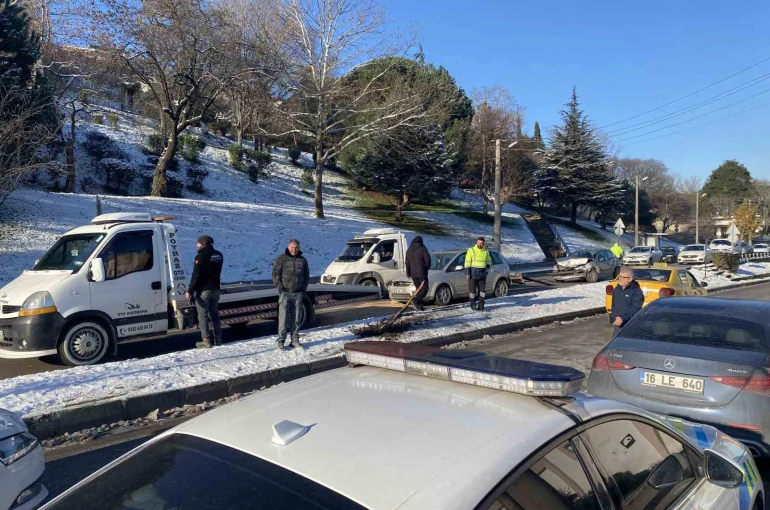 Kontrolden çıkan otomobil çarptığı aracı karşı yöne savurdu: 4 yaralı 