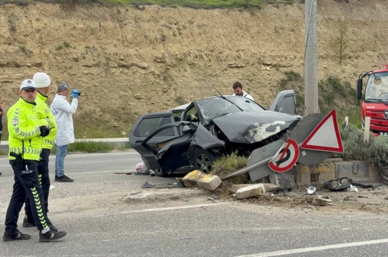 Kontrolden çıkan otomobil direğe çarptı: 1 ölü, 3 yaralı 