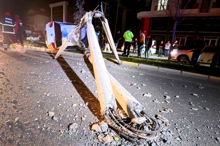 Kontrolden çıkan otomobil, direği ve ağacı devirdi: 2 kişi yaralandı, kurtarma anları kamerada 