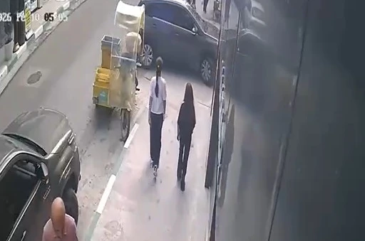 Kontrolden çıkan otomobil duvara çarparak durdu 