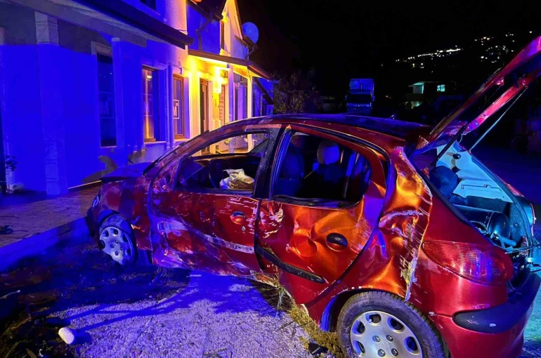 Kontrolden çıkan otomobil, evin duvarına çarparak durdu: 4’çocuk 9 yaralı 