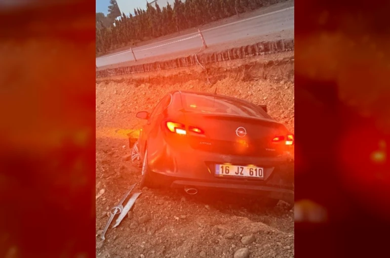 Kontrolden çıkan otomobil inşaata uçtu: 2 yaralı 