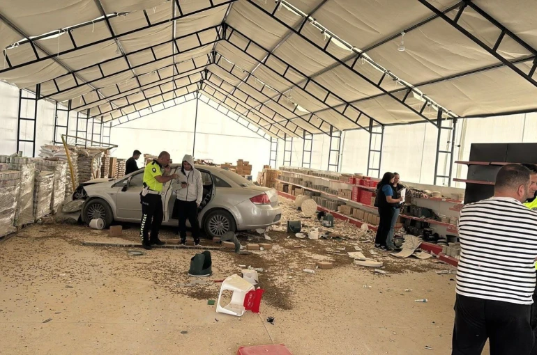 Kontrolden çıkan otomobil iş yerine girdi