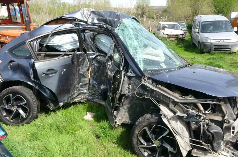 Kontrolden çıkan otomobil kaldırımda ağaca çarptı: 1 ölü, 1 yaralı 