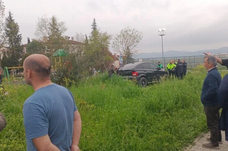 Kontrolden çıkan otomobil, kaldırımda yürüyen 17 yaşındaki genci hayattan kopardı 