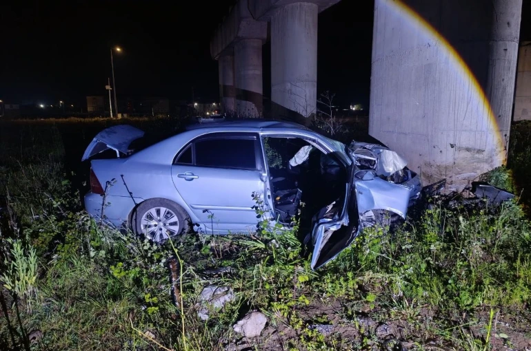 Kontrolden çıkan otomobil köprü ayağına çarparak durdu: 2 yaralı 