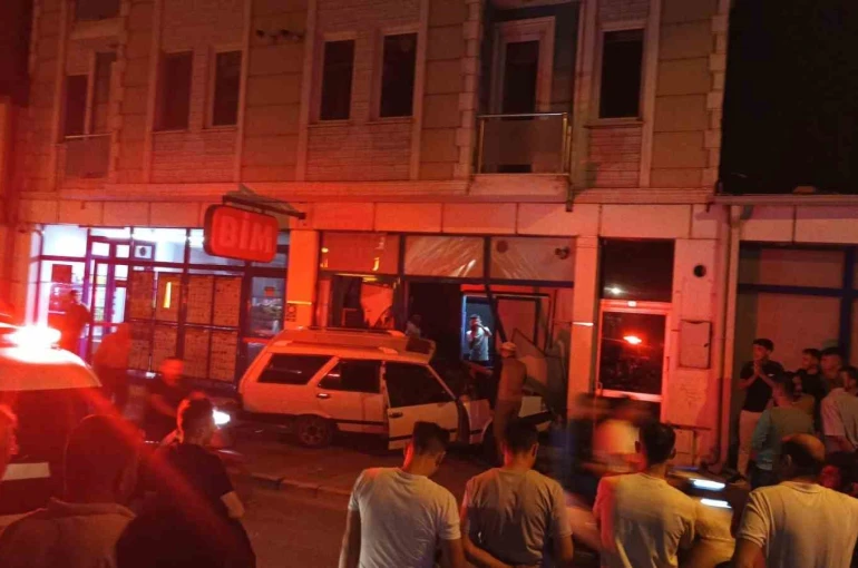 Kontrolden çıkan otomobil markete girdi