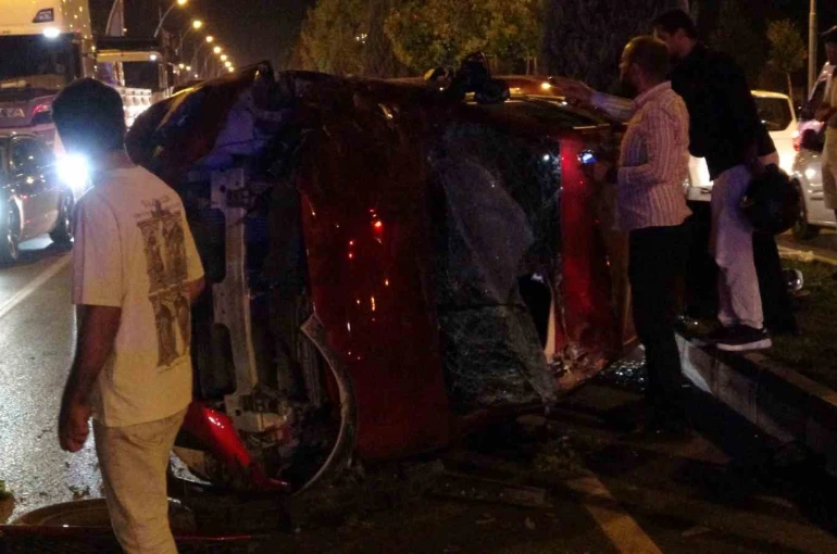 Kontrolden çıkan otomobil önce araca sonra refüje çarpıp karşı şeride geçti: 2 yaralı 