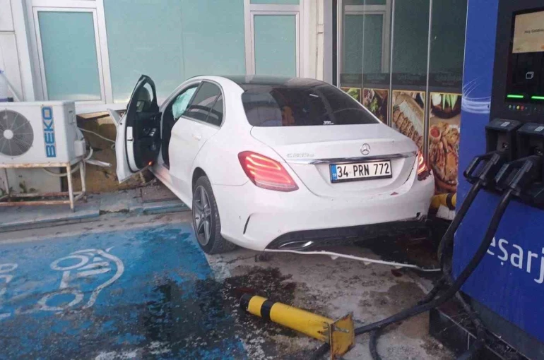 Kontrolden çıkan otomobil petrol ofisine daldı: 1 yaralı 