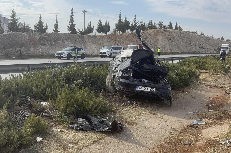 Kontrolden çıkan otomobil refüje uçtu: 1 ölü, 4 yaralı