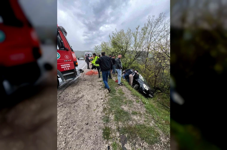 Kontrolden çıkan otomobil şarampole savruldu: 2 yaralı 