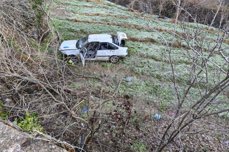 Kontrolden çıkan otomobil şarampole uçtu: 3 yaralı 