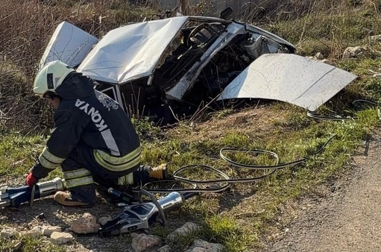 Kontrolden çıkan otomobil şarampole yuvarlandı: 2 yaralı 