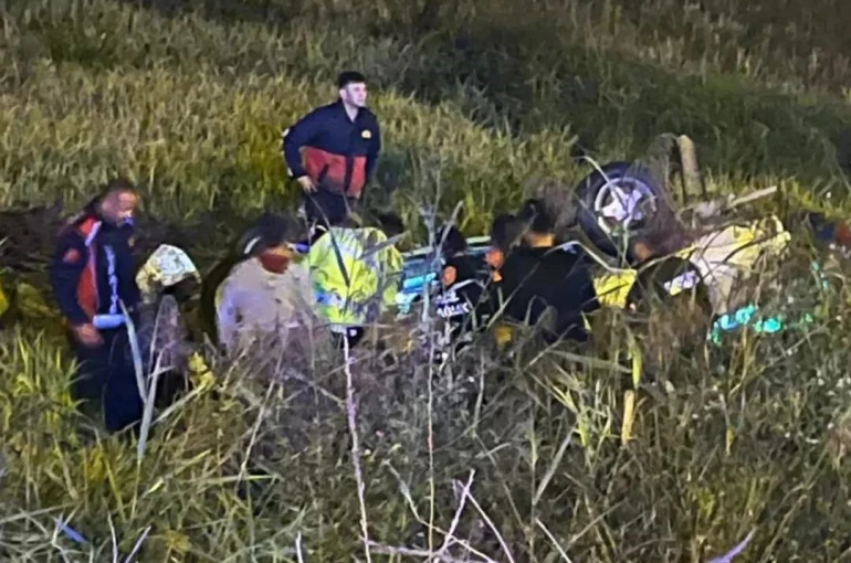 Kontrolden çıkan otomobil tarlaya uçtu: 1 ölü, 1 yaralı 