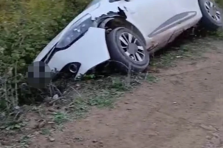 Kontrolden çıkan otomobil uçurumun eşiğinde durdu 