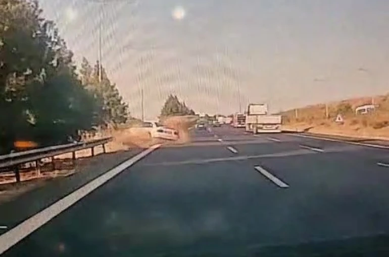 Kontrolden çıkan otomobilin bariyerlere çarpma anı görüntülendi 