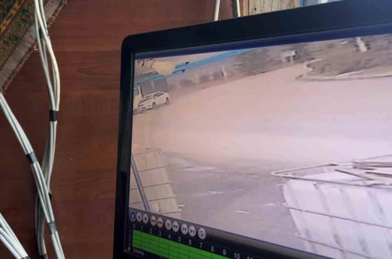 Kontrolden çıkan otomobilin çarptığı tırın deposu patladı