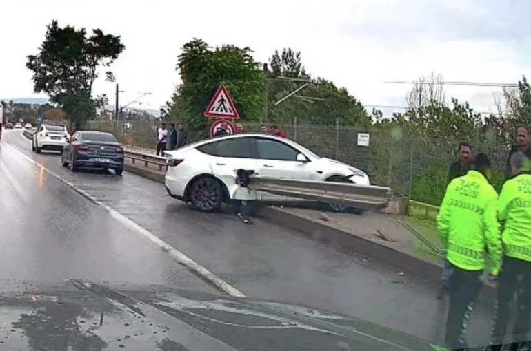 Kontrolden çıkan Tesla bariyere saplandı