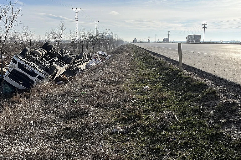 Kontrolden çıkan tırın şarampole devrilmesiyle 2 kişi yaralandı