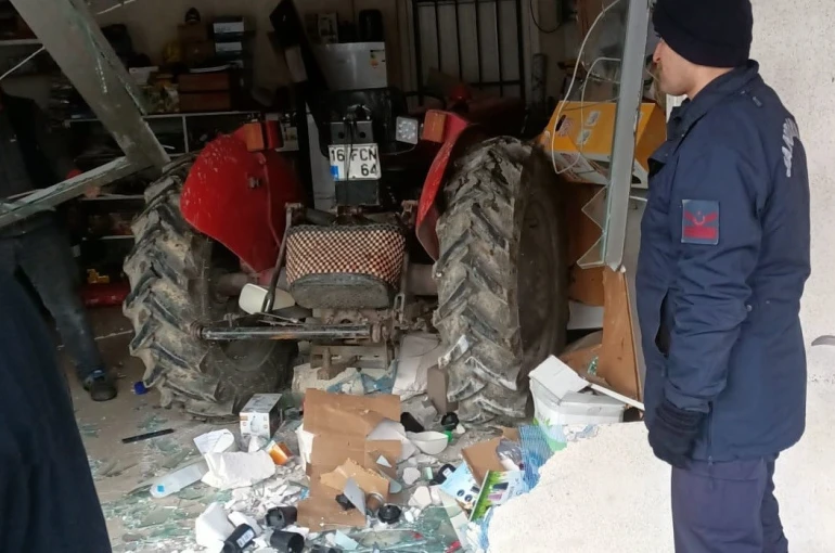 Kontrolden çıkan traktör iş yerine daldı 