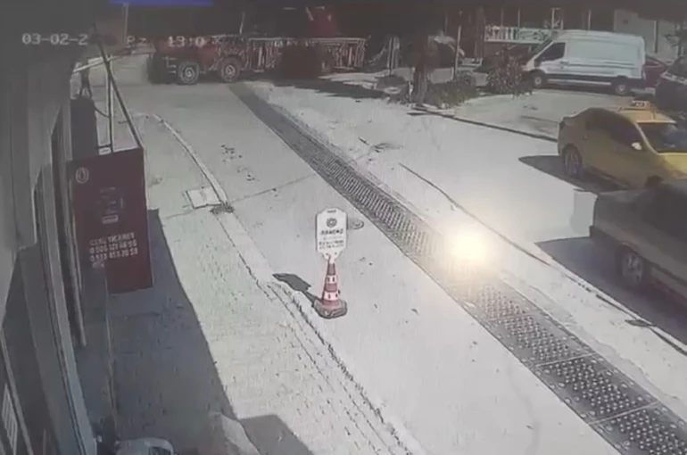 Kontrolden çıkan vincin otomobilleri sürüklediği anlar kamerada