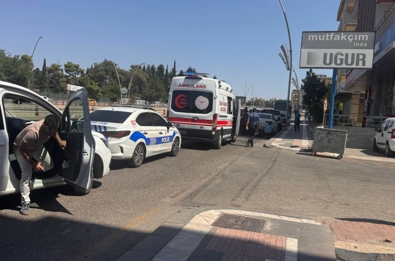 Kontrolden çıkarak devrilen motosikletin sürücüsü yaralandı