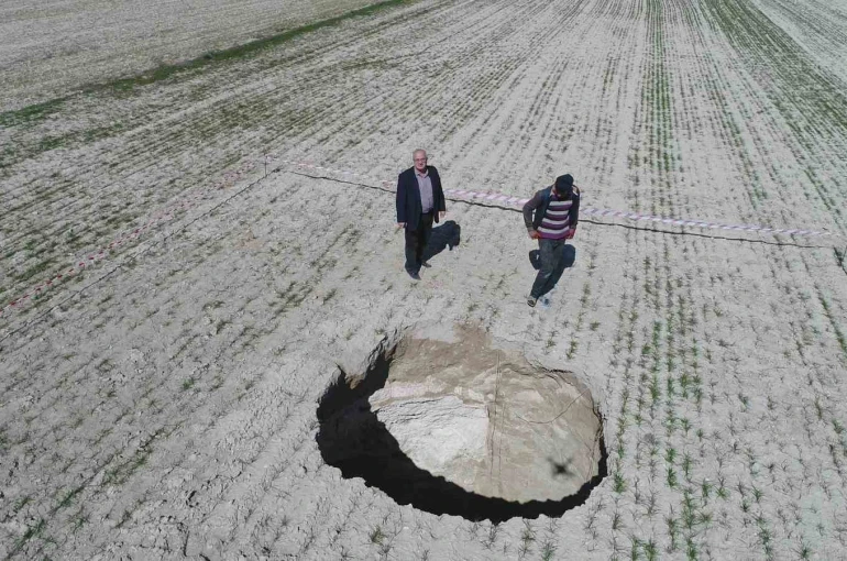 Kontrolsüz ve yoğun yeraltı suyu kullanımının bedeli: Ovadaki obruklar