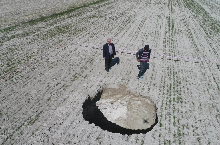 Kontrolsüz ve yoğun yeraltı suyu kullanımının bedeli: Ovadaki obruklar