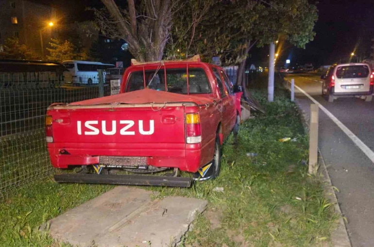 Kontrolü kaybeden kamyonet orta refüje savruldu; 1 yaralı 