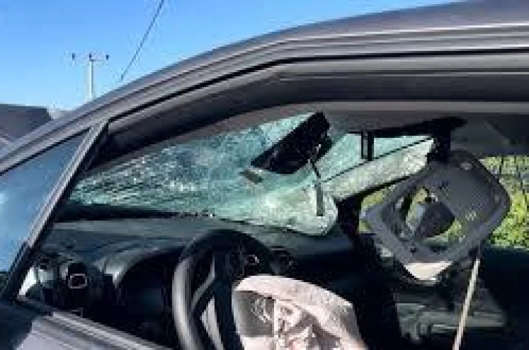 Kontrolünden çıkan otomobil direğe çarptı: 4 yaralı