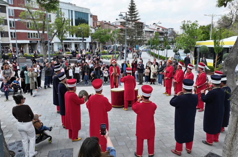 Konya Büyükşehir Mehter Takımı ile şehrin meydanlarında Mehter coşkusu sürüyor